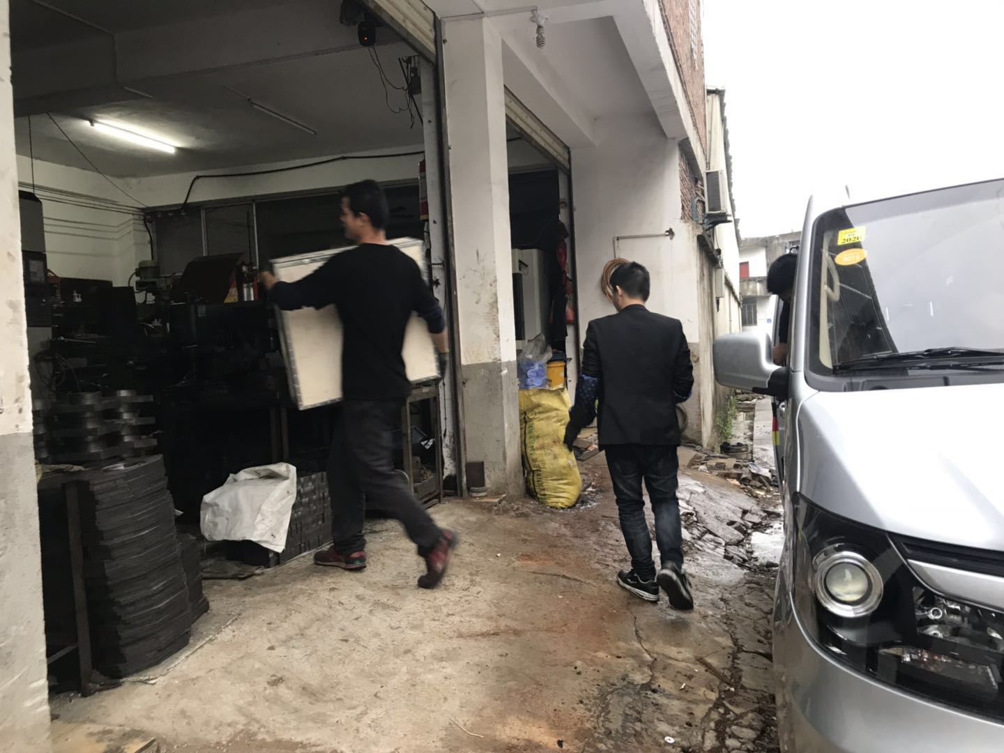 感謝泉州市黃章明惠購(gòu)搖臂攻絲機(jī)垂直M16/吸盤(pán)300KG